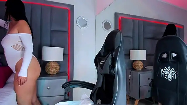 AdaraaMuller online show from November 18, 2025, 8:23 pm