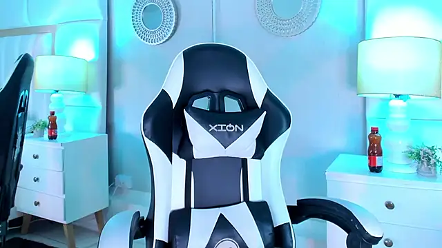 AdaraaMuller online show from November 28, 2025, 8:31 pm