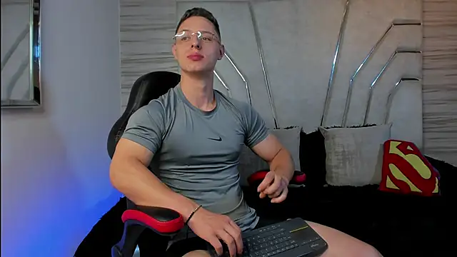 Snapshot of MAXTHOMSON chatting on November 8, 2025, 11:19 pm MAXTHOMSON online show from November 8, 2025, 11:19 pm