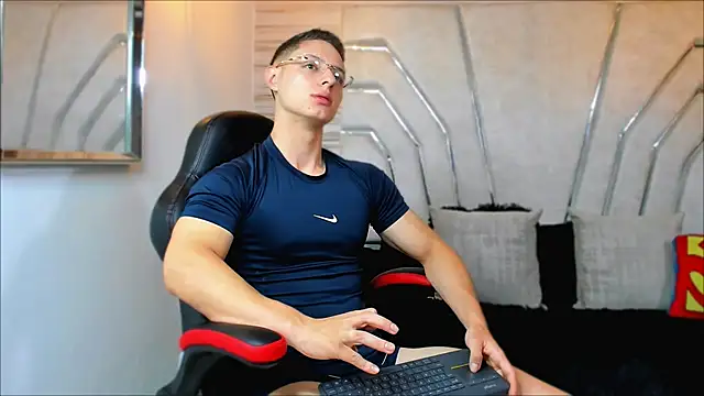 Snapshot of MAXTHOMSON chatting on November 6, 2025, 1:20 am MAXTHOMSON online show from November 6, 2025, 1:20 am