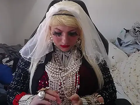 VanesaCrossic online show from May 8, 2026, 9:57 am
