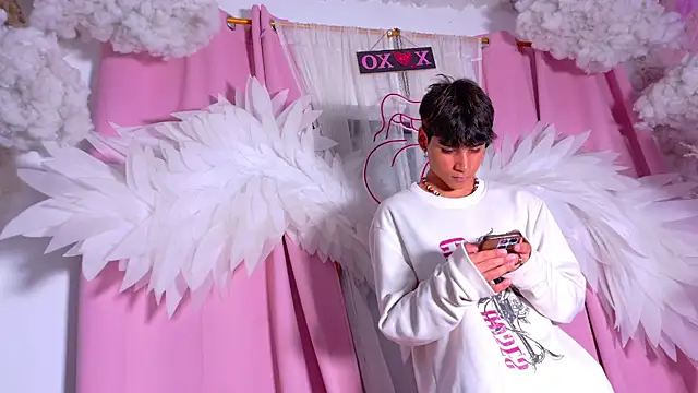 Leo Glow online show from April 21, 2026, 1:42 am