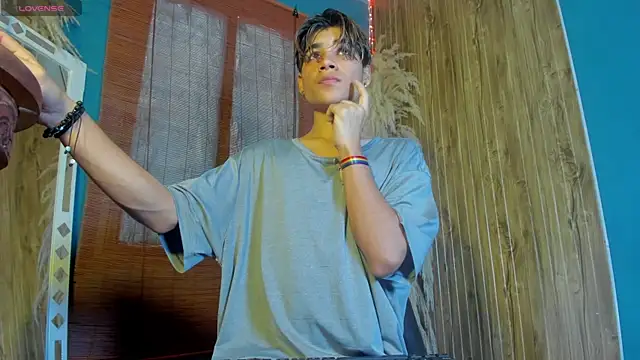 Leo Glow online show from December 3, 2025, 1:10 pm