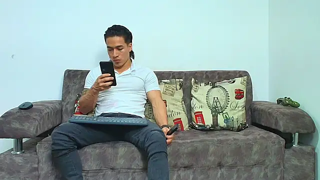 Snapshot of thebadboys05 chatting on April 18, 2026, 6:05 am thebadboys05 online show from April 18, 2026, 6:05 am