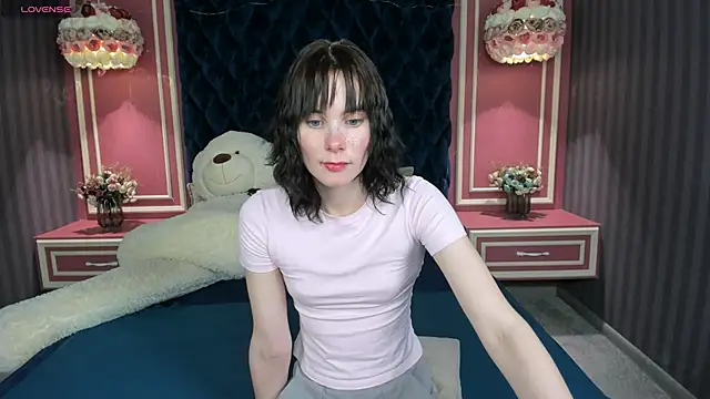 Snapshot of DoseOfDaisy chatting on November 19, 2025, 12:27 pm DoseOfDaisy online show from November 19, 2025, 12:27 pm