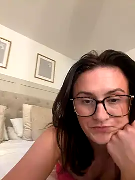 Snapshot of EmLovesxx chatting on November 4, 2025, 5:50 pm EmLovesxx online show from November 4, 2025, 5:50 pm