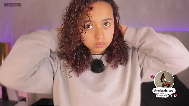 LaraCurls online show from November 21, 2025, 11:53 am