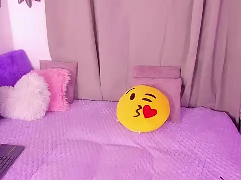 alanaa gomezz online show from December 17, 2025, 6:24 pm