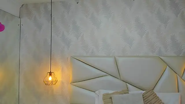 laurettedela rouse online show from November 19, 2025, 11:54 am