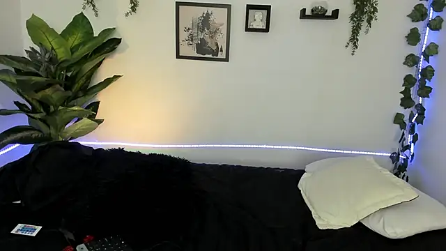 Evelyn R  online show from December 14, 2025, 2:00 pm