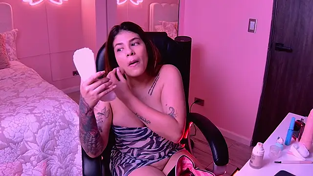 vaiolet  69 online show from November 26, 2025, 1:55 pm