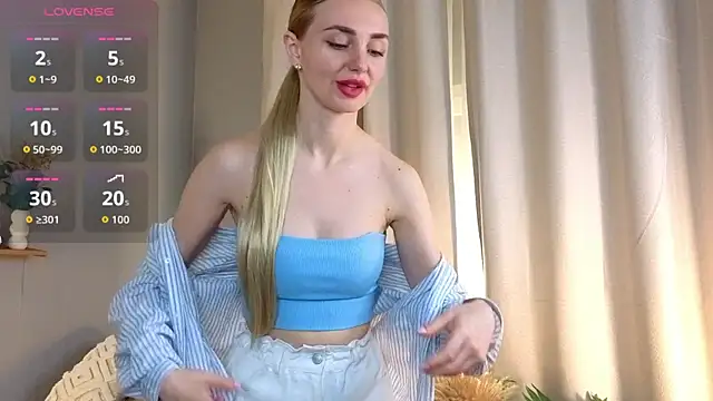 Carollina  online show from November 13, 2025, 3:49 pm