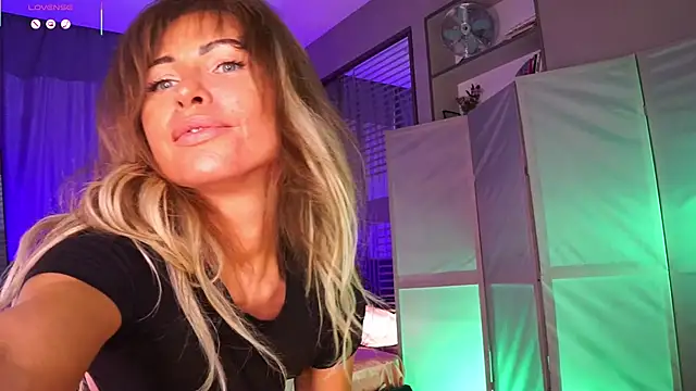 Snapshot of Nikki__Amour chatting on February 22, 2026, 1:35 pm Nikki Amour online show from February 22, 2026, 1:35 pm