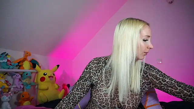 Snapshot of StellaCinderella chatting on October 19, 2025, 1:25 pm StellaCinderella online show from October 19, 2025, 1:25 pm