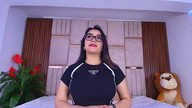 Lorein dim online show from November 18, 2025, 10:02 pm