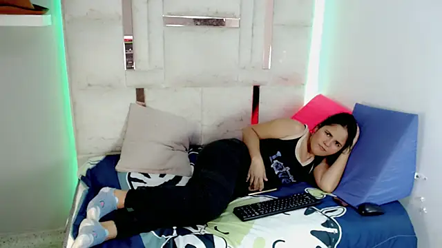 Maynowandchloe  online show from November 7, 2025, 12:42 pm