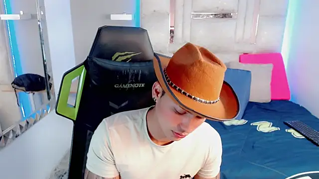 Maynowandchloe  online show from November 4, 2025, 12:53 pm