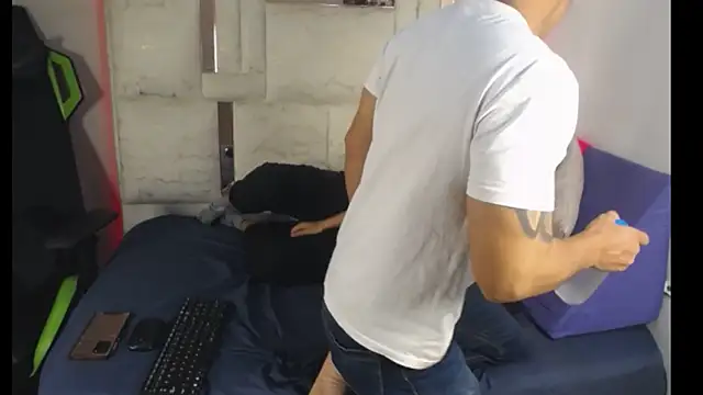 Maynowandchloe  online show from November 12, 2025, 12:20 pm