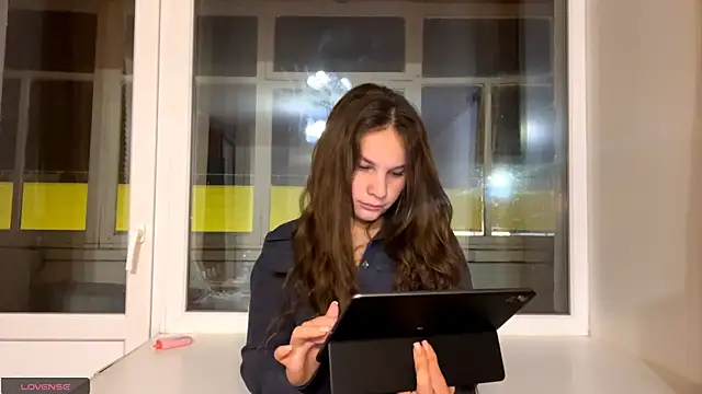 Luna Blossom online show from November 17, 2025, 2:26 am