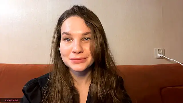 Luna Blossom online show from November 18, 2025, 2:27 am