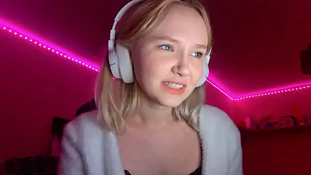 KarinRobertson online show from November 11, 2025, 5:19 pm