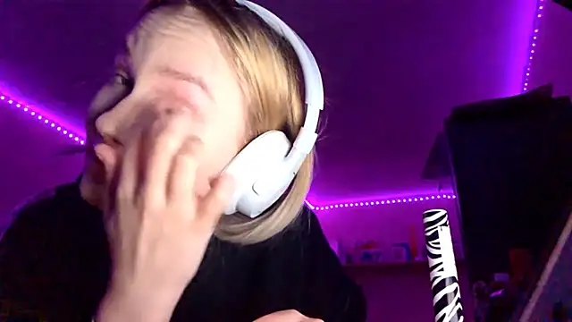 KarinRobertson online show from November 26, 2025, 4:07 pm