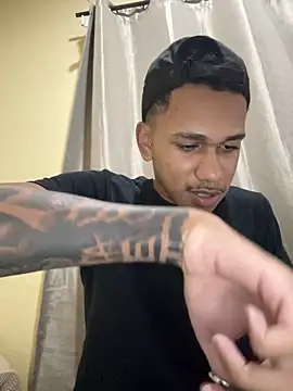 Novinhode18   online show from April 9, 2026, 11:33 pm