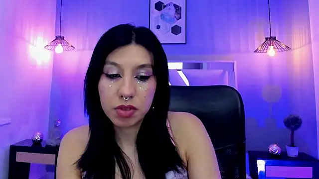 zoe-moreau online show from April 6, 2026, 7:48 pm