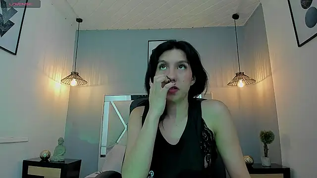 zoe-moreau online show from March 26, 2026, 7:45 pm