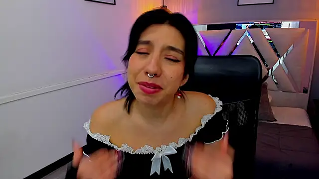 zoe-moreau online show from April 10, 2026, 8:27 pm