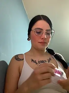 Naomii2 online show from November 16, 2025, 1:21 am