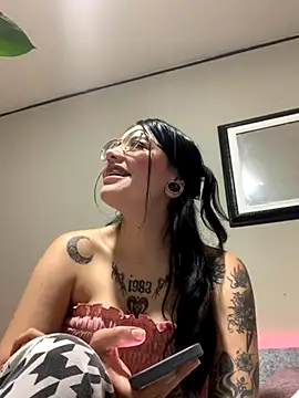 Naomii2 online show from November 5, 2025, 11:30 pm