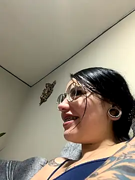 Naomii2 online show from November 10, 2025, 1:21 am