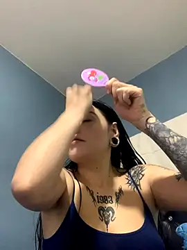 Naomii2 online show from November 15, 2025, 1:09 am