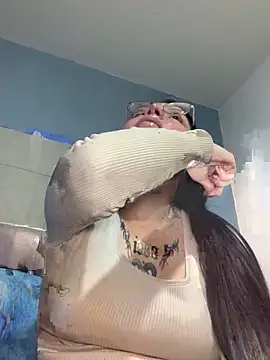 Naomii2 online show from November 21, 2025, 4:33 am