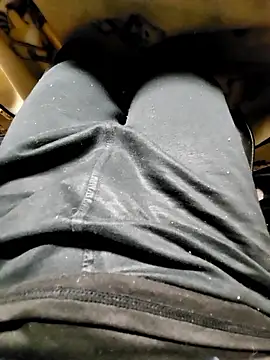 yuyuyu23565 online show from November 9, 2025, 12:31 pm