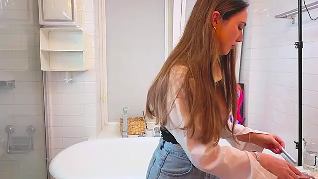 LeenaPuita online show from November 12, 2025, 6:56 pm