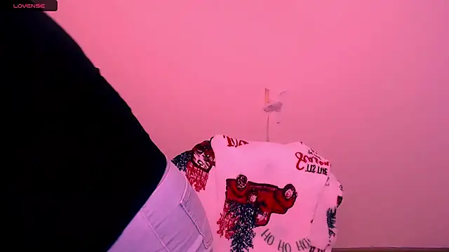 Snapshot of AlinaDoll_ chatting on November 18, 2025, 8:39 am AlinaDoll online show from November 18, 2025, 8:39 am