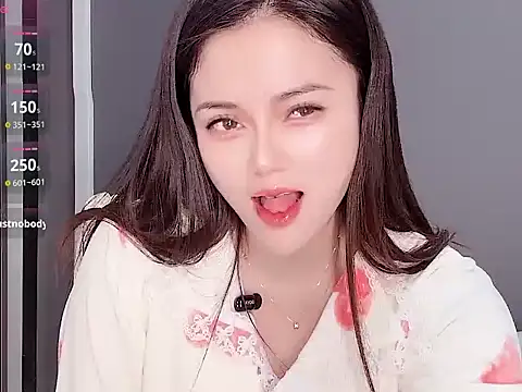 Yesenia- online show from November 19, 2025, 1:44 pm