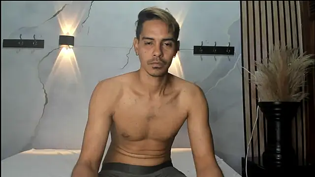 Snapshot of KiraFox1 chatting on April 15, 2026, 7:40 pm KiraFox1 online show from April 15, 2026, 7:40 pm