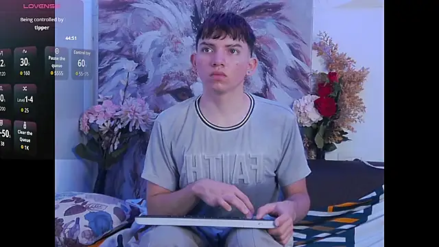 Snapshot of Oliver_paris chatting on November 19, 2025, 3:28 am Oliver paris online show from November 19, 2025, 3:28 am