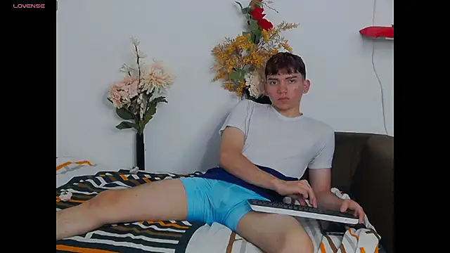 Snapshot of Oliver_paris chatting on November 25, 2025, 2:45 am Oliver paris online show from November 25, 2025, 2:45 am