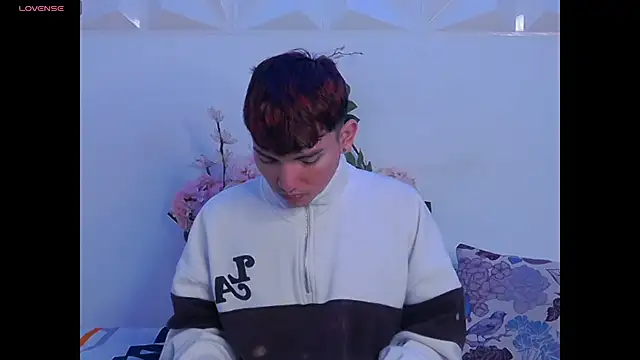 Snapshot of Oliver_paris chatting on November 28, 2025, 3:39 am Oliver paris online show from November 28, 2025, 3:39 am