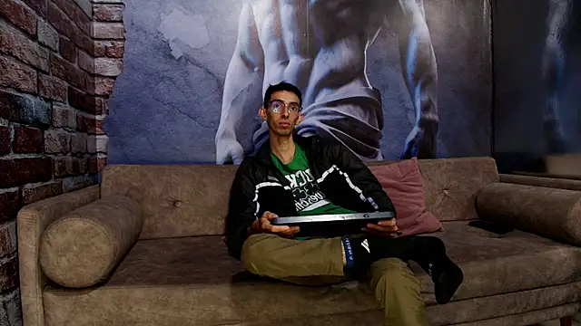 ZyroNight online show from November 6, 2025, 7:40 pm