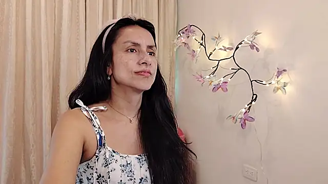 Snapshot of Bella_Exhibition chatting on May 24, 2026, 7:36 pm Bella Exhibition online show from May 24, 2026, 7:36 pm