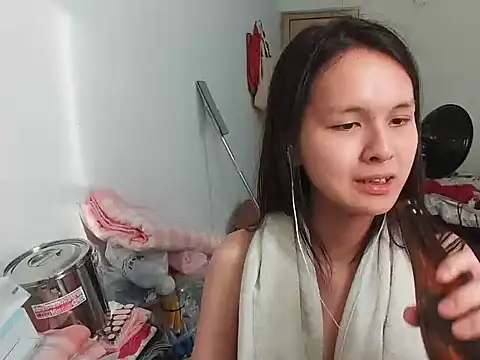 Snapshot of RebelAura chatting on July 9, 2026, 9:32 am RebelAura online show from July 9, 2026, 9:32 am