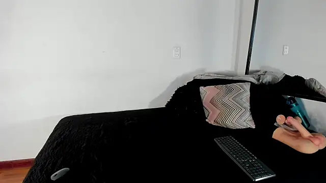 Snapshot of RossMildrey chatting on February 18, 2026, 10:01 am RossMildrey online show from February 18, 2026, 10:01 am