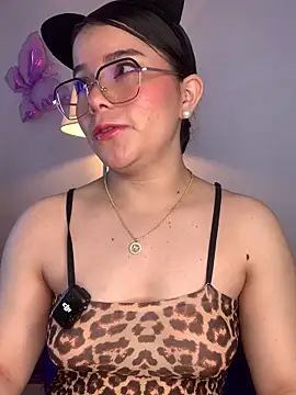 Snapshot of violettabond chatting on May 7, 2026, 1:14 pm violettabond online show from May 7, 2026, 1:14 pm