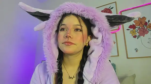 Snapshot of violettabond chatting on November 26, 2025, 11:10 am violettabond online show from November 26, 2025, 11:10 am