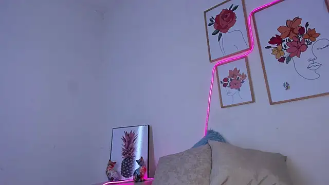 Snapshot of violettabond chatting on November 19, 2025, 11:10 am violettabond online show from November 19, 2025, 11:10 am